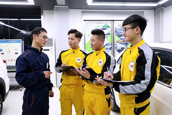 成都萬通新能源汽車專業老師指導教學