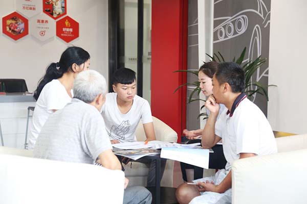 成都萬通老師為學生家長介紹專業