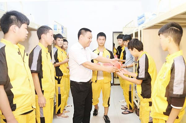 班主任給同學們遞上甘甜的西瓜